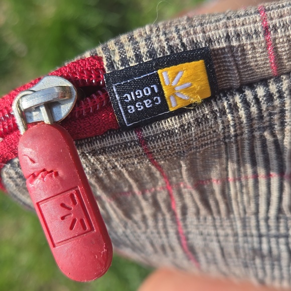 CASE LOGIC ▪︎ Gray Plaid Tablet Case w/ Red Zipper - Picture 3 of 5